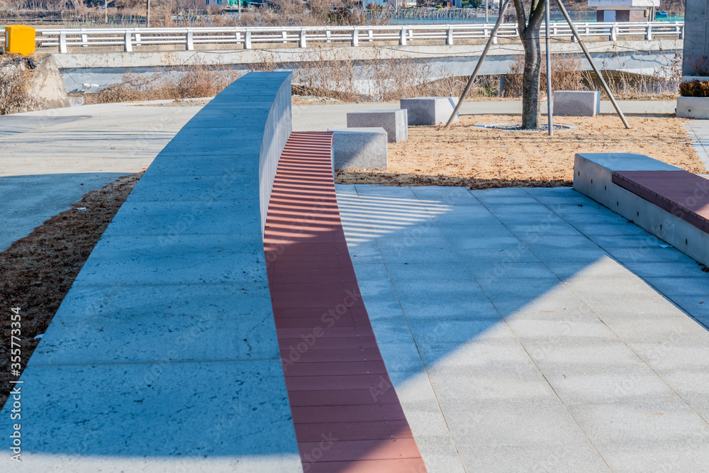 Obraz premium Striped pattern on park bench.