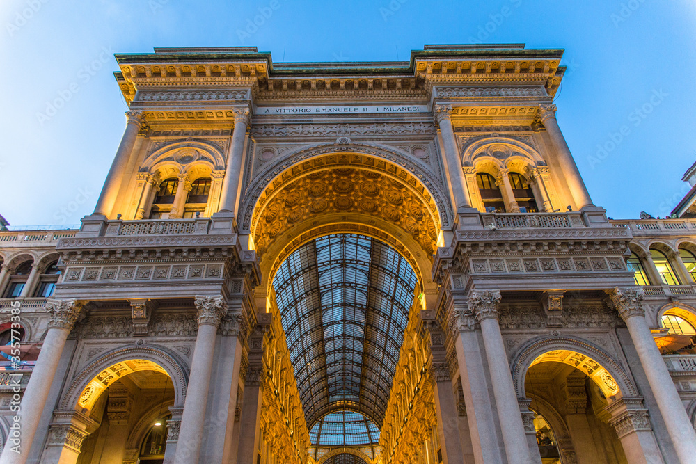 Obraz premium The front arch of a classic glass-roofed building