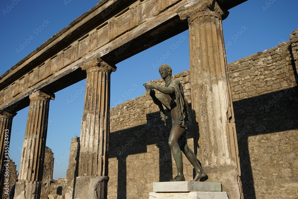 Apollo Statue and Temple of Apollo, Pompeii, ancient city, in Naples, Italy, アポロ神殿 アポロ像 イタリアの古代都市 ポンペイ	