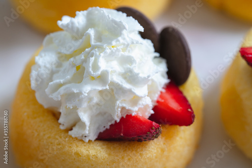 Φωτογραφία Biscuit cakes with fresh strawberries, blueberries, chocolate, and whipped heavy cream