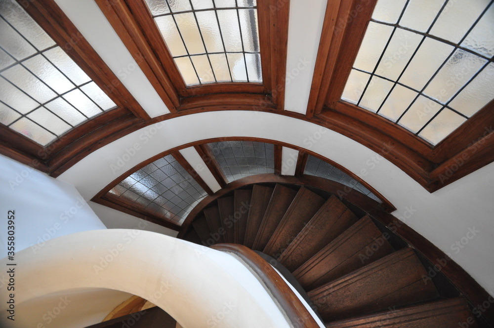 Obraz premium The vintage window and stairs 