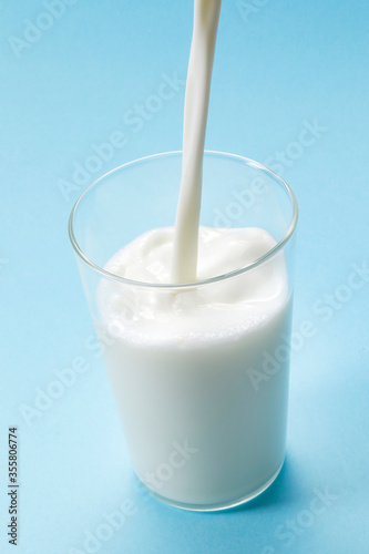 牛乳をグラスに注ぐ Pouring milk into a glass