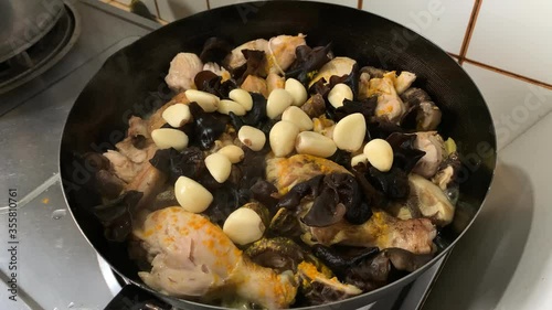 Cooking Chicken with Black Fungus Mushrooms, Garlic, Turmeric - Stay at Home Cooking