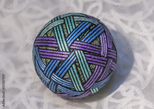 Cuadro en lienzo Japanese balloon happiness is a decorative ball of yarn
