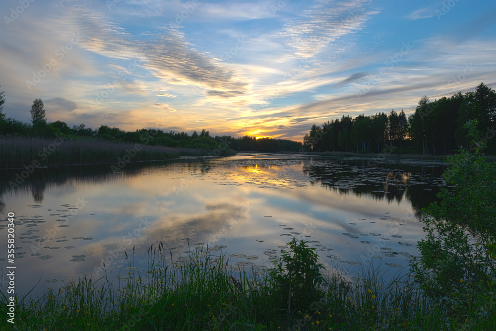 Obraz premium colorful sunset landscape on the lake
