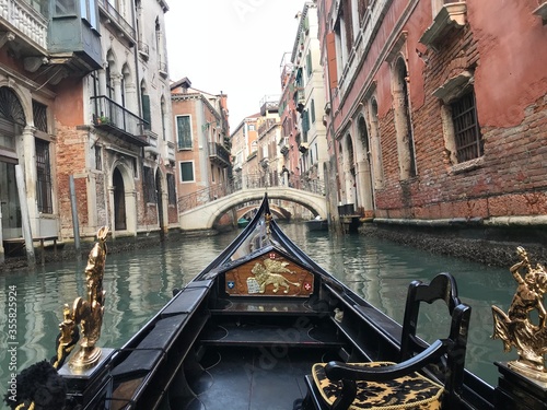 Canvas-taulu Gondola through the canals of Venice