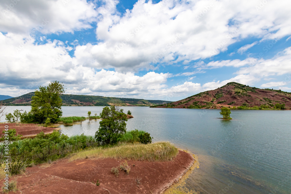 Obraz premium Paysage de roches rouges autour du Lac du Salagou (Occitanie, France)
