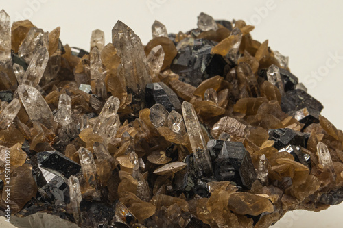 primo piano di un campione minerale con cristalli di quarzo e di barite su matrice