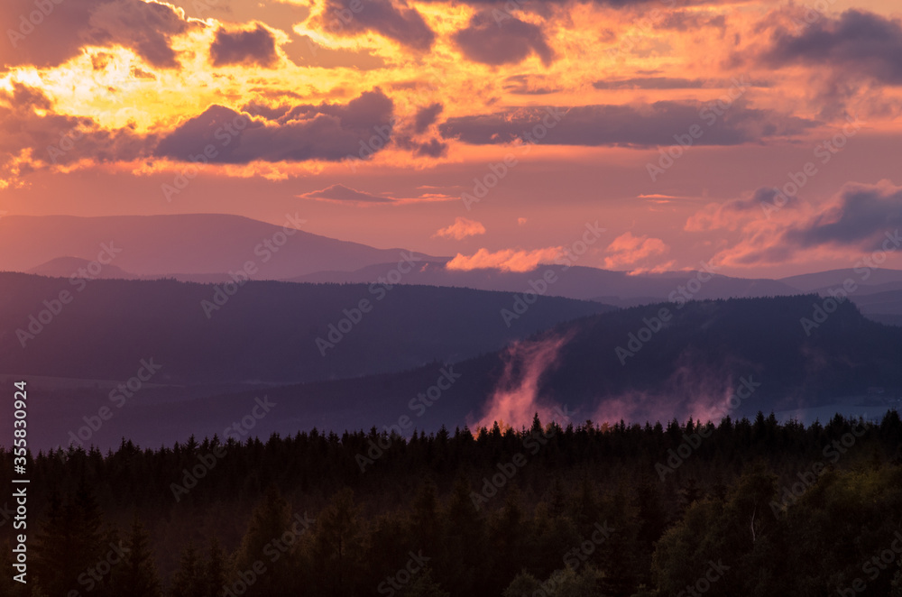 Obraz premium sunset over the mountains