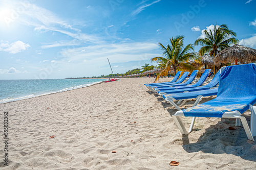 Canvas Print Deck chairs on a tropical beach of the caribbean sea