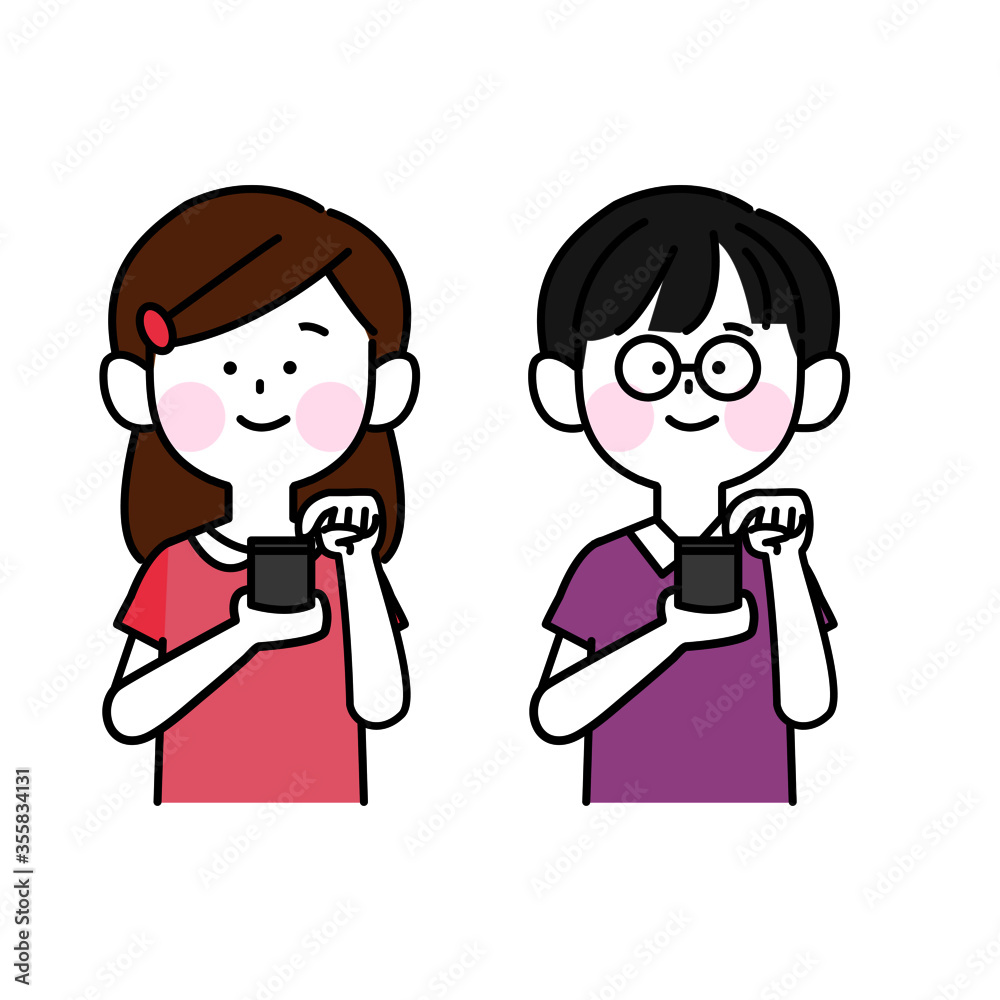 嬉しそうにスマホをいじる男女の子ども