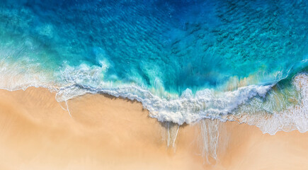 Sierkussen Luchtfoto strand Strand met golven blauw dronebeeld  © biletskiyevgeniy