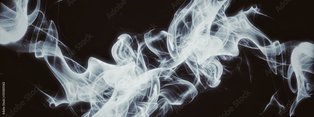 暗闇に漂う抽象的な煙