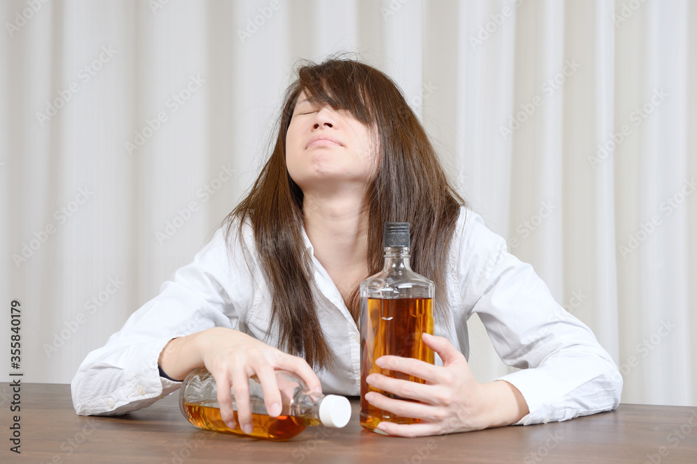 アルコール中毒の若い女性