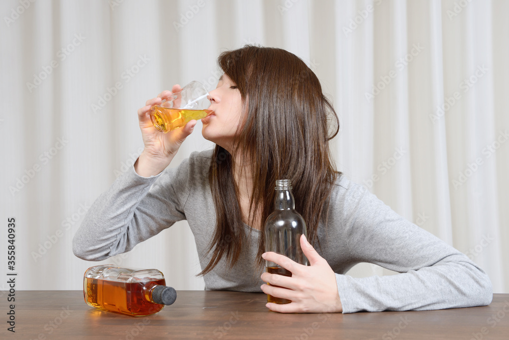 アルコール中毒の女性 アルコール中毒の女性