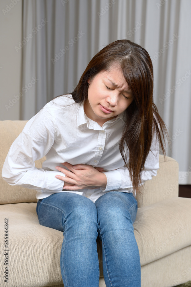 腹痛に苦しむ女性 腹痛に苦しむ女性