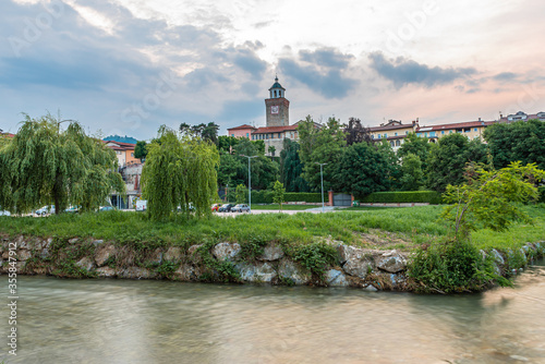 Busca all'imbrunire, un piccolo comune della Provincia di Cuneo, nel Sud del Piemonte photo