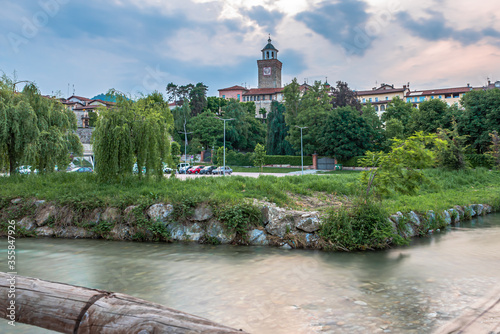 Busca all'imbrunire, un piccolo comune della Provincia di Cuneo, nel Sud del Piemonte photo