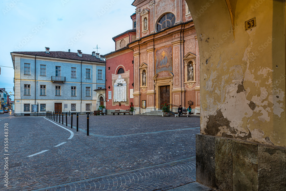 Obraz premium Busca all'imbrunire, un piccolo comune della Provincia di Cuneo, nel Sud del Piemonte