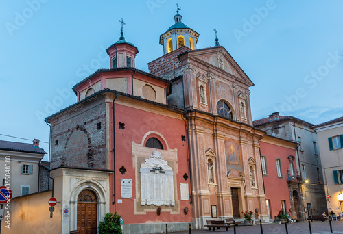 Busca all'imbrunire, un piccolo comune della Provincia di Cuneo, nel Sud del Piemonte photo