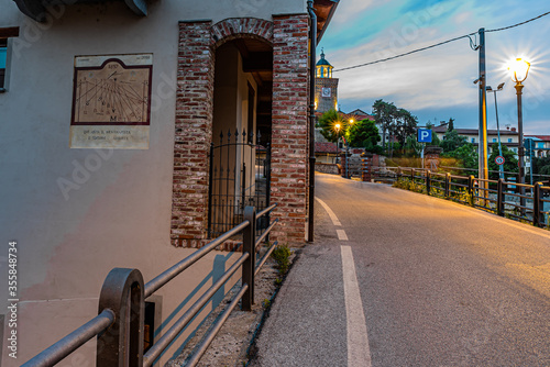 Busca all'imbrunire, un piccolo comune della Provincia di Cuneo, nel Sud del Piemonte photo