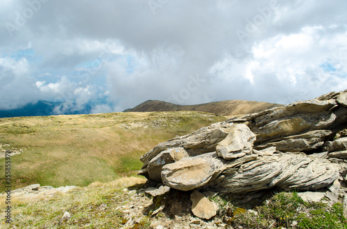 Rocce in montagna nella giornata nuvolosa photo