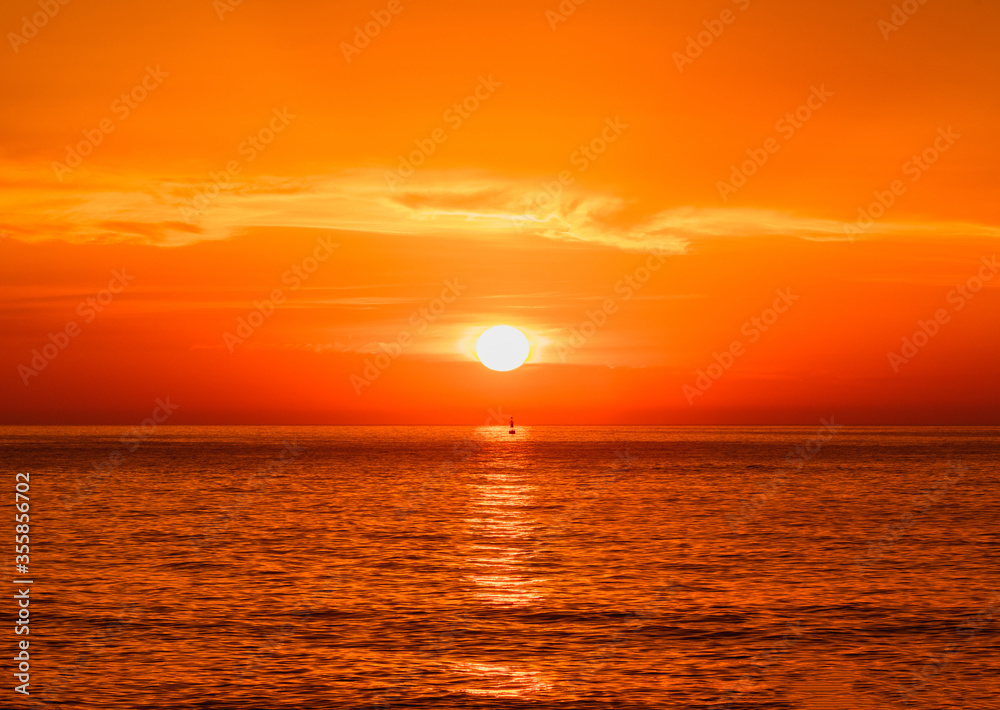 朝の太陽と海