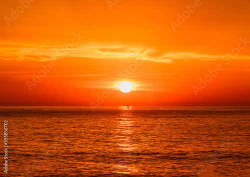 Fototapeta Naklejka Na Ścianę i Meble -  朝の太陽と海