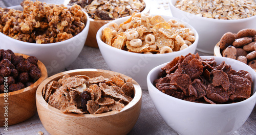 Bowls with different sorts of breakfast cereal products © monticellllo