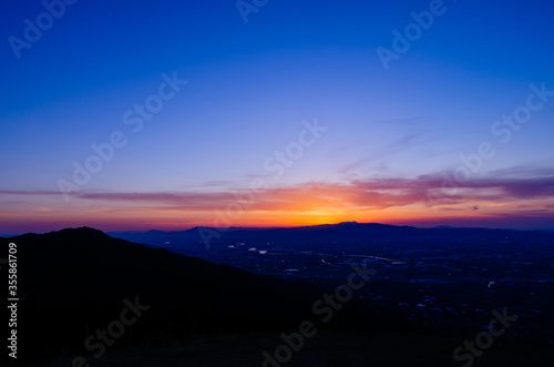 山に沈む夕焼けと河と平野 © RK-79-2