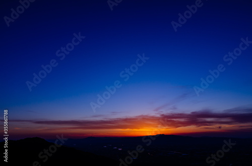 山に沈む夕焼けと河と平野 © RK-79-2