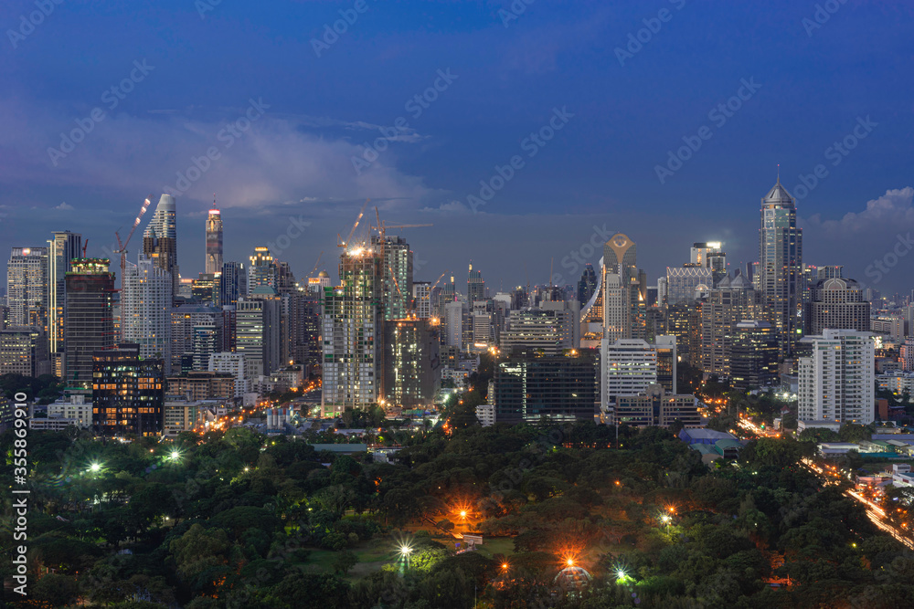 Fototapeta premium Widok z lotu ptaka i panoramy miasta Bangkok wieżowiec i park w godzinę zmierzchu niebieski