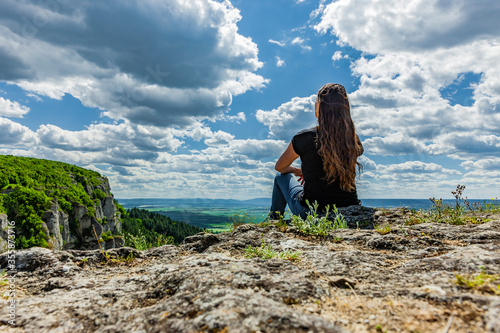 Frau genießt den Panoramablick an den Klippen von Madara, Bulgarien