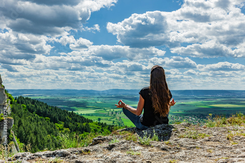Frau beim Yoga an den Klippen von Madar,Bulgarien