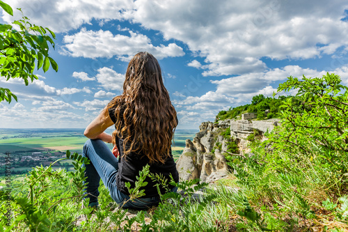 Frau genießt den Panoramablick an den Klippen von Madara, Bulgarien