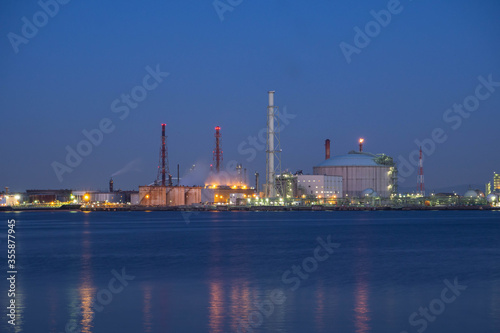 対岸から見た工場夜景