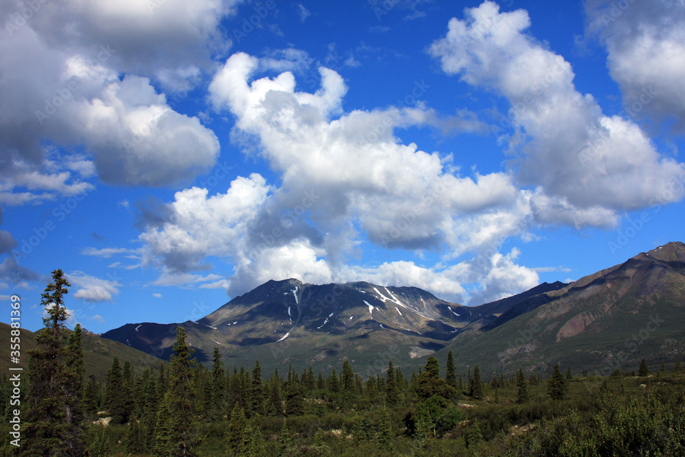 Obraz premium Clouds and mountains Forty Mile Rivershed