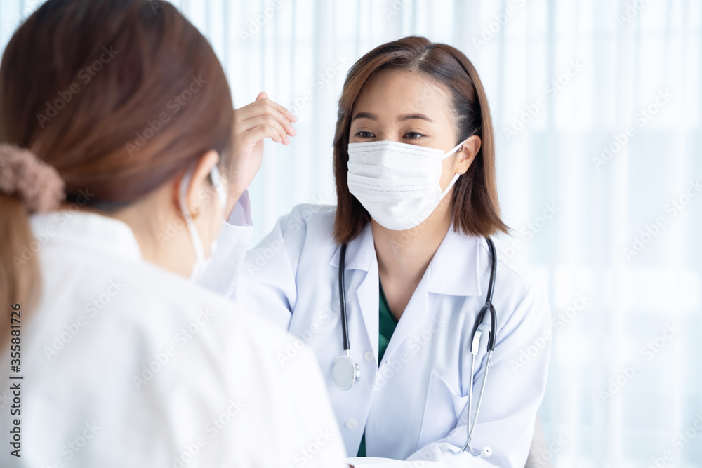 The doctor asks about the symptoms of patients in the examination room. The doctor asks about the symptoms of patients in the examination room.