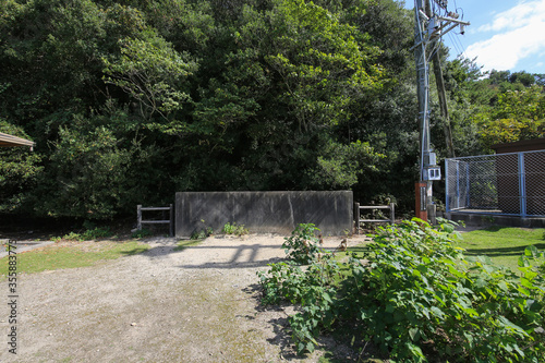 Wallpaper Mural 広島県竹原市　大久野島　毒ガス工場時代トイレ跡 Torontodigital.ca