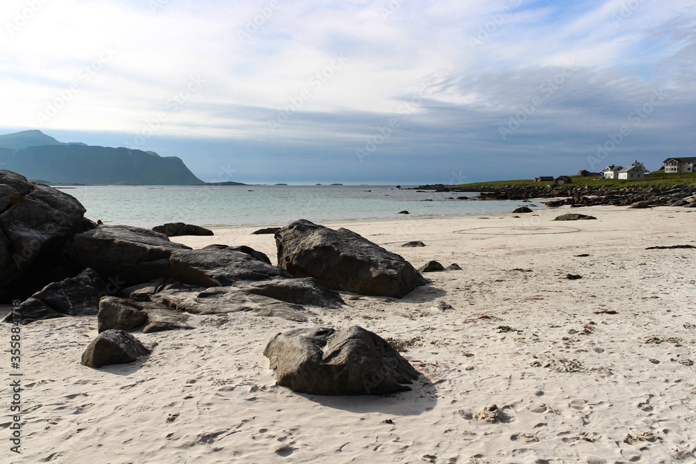 Rochers sur la plage de sable fin dans les îles Lofoten en Norvège
