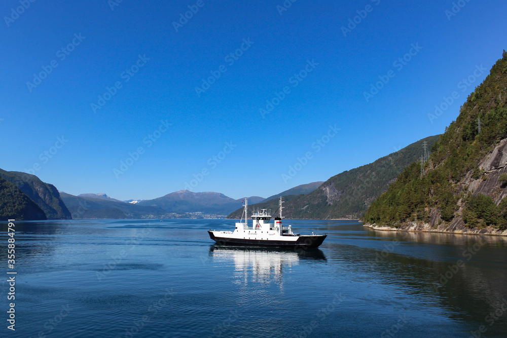 Grand fjord en Norvège avec un bateau