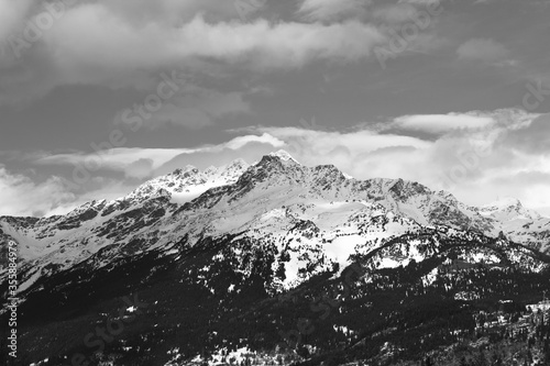 Montagnes des Alpes françaises en noir et blanc