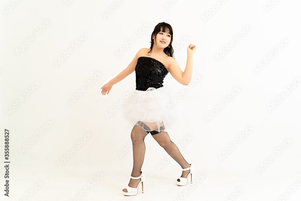 ダンスを踊る若い女性