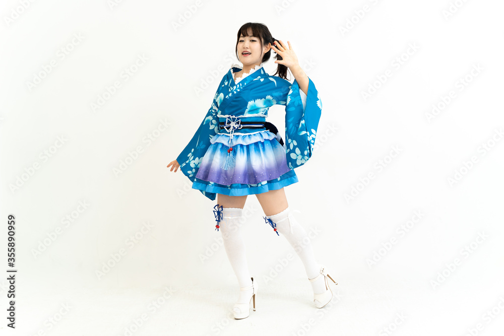 アイドルのコスプレをする若い女性 アイドルのコスプレをする若い女性