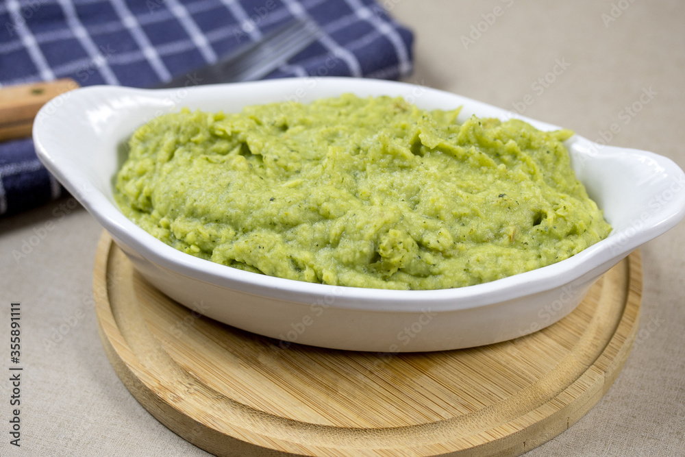 plat de purée de légumes vert plat de purée de légumes vert