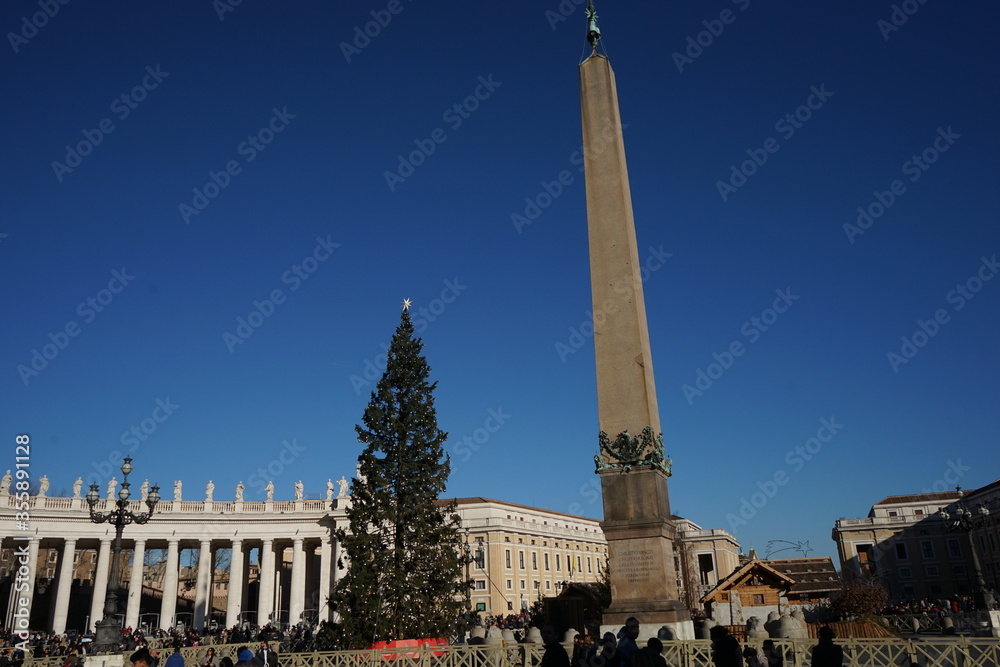 Obelisk and Christmas Tree in Vatican City State, Rome, Italy - イタリア ローマ バチカン市国	オベリスク クリスマスツリー
