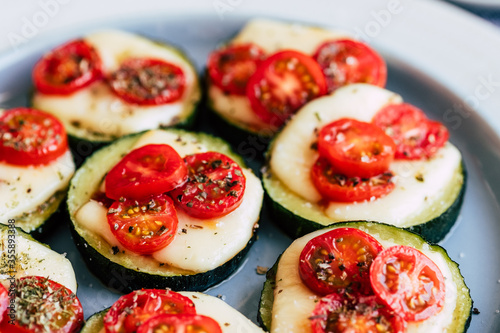 Pizza végétarienne avec tranches de courgettes fromage fondu et tomates cerise