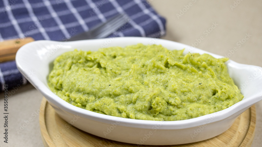 plat de purée de légumes vert