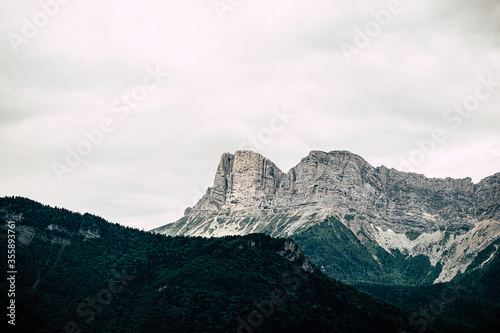 Vue panoramique sur les montagnes du Vercors en France