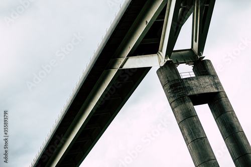 Pont en béton avec des arches - Architecture design pour le transport